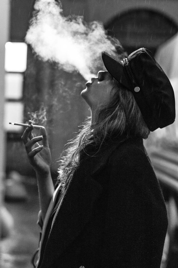 Девушка с сигаретой