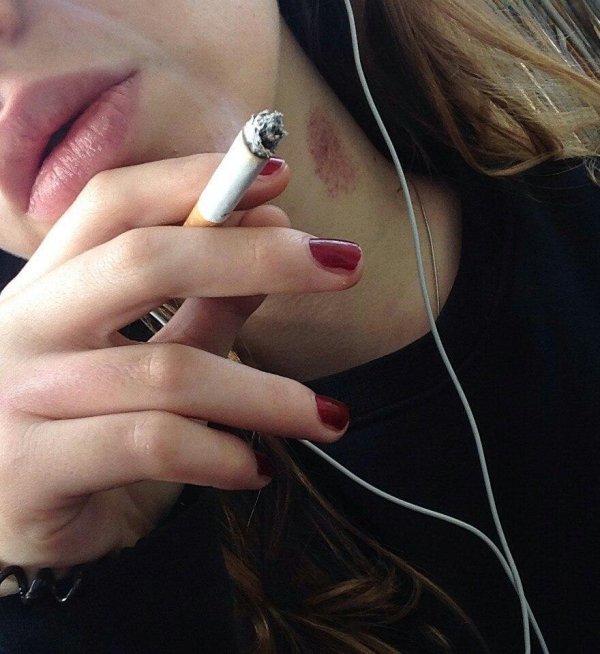 Девушка с сигаретой