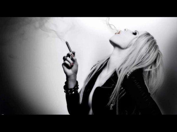 Девушка с сигаретой