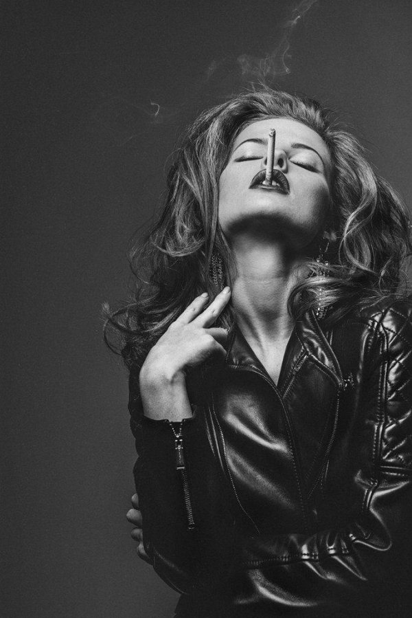 Девушка с сигаретой