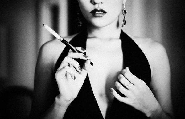 Девушка с сигаретой