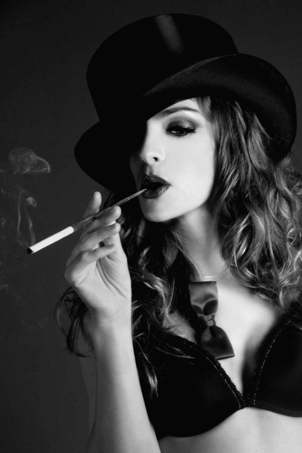 Девушка с сигаретой