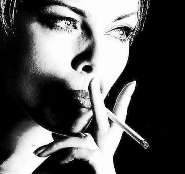 Девушка с сигаретой
