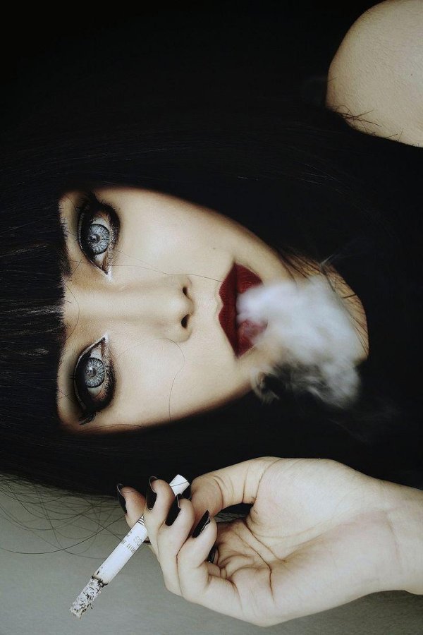 Девушка с сигаретой