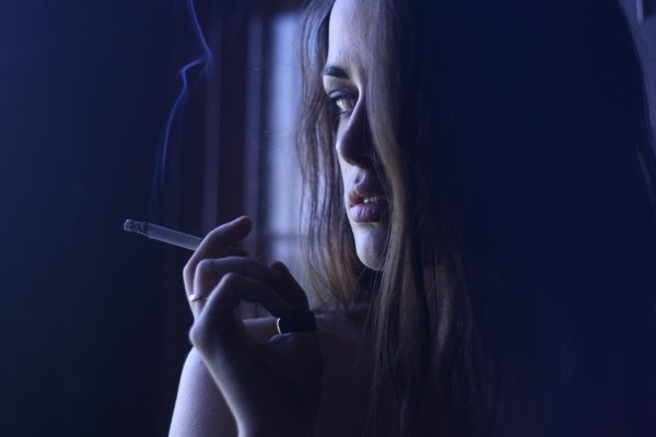Девушка с сигаретой
