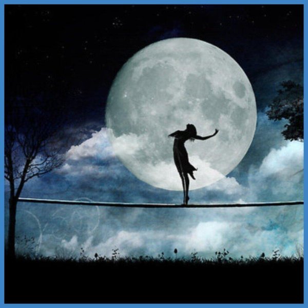 Девушка на месяце