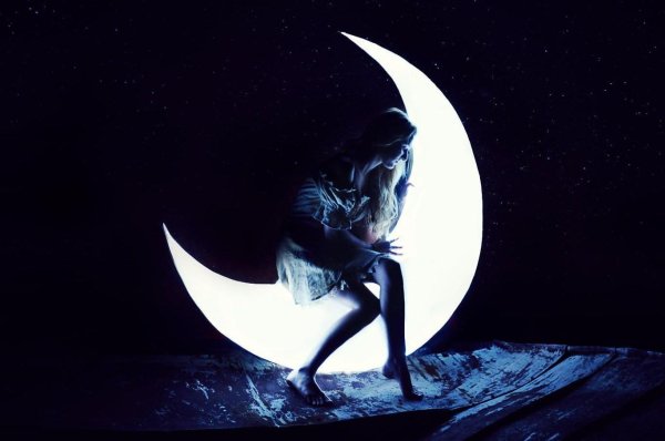 Девушка на месяце