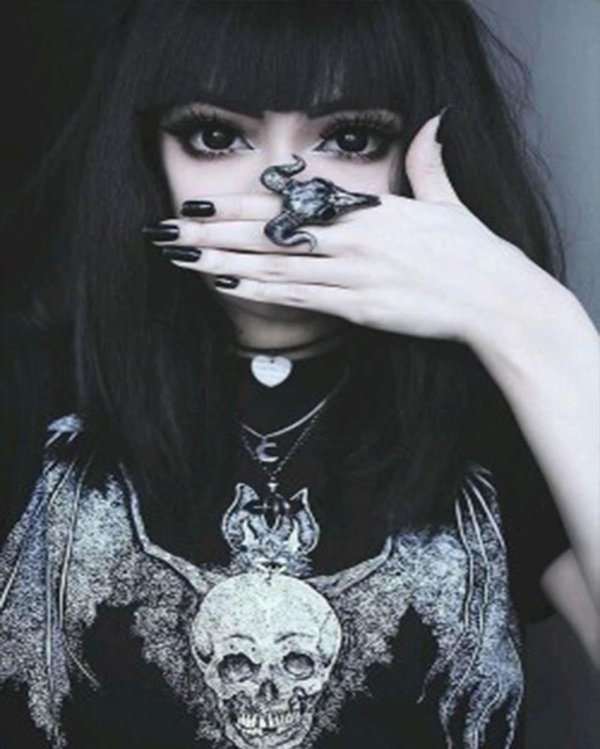 С девушками готика