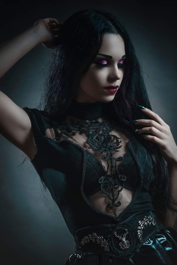 С девушками готика