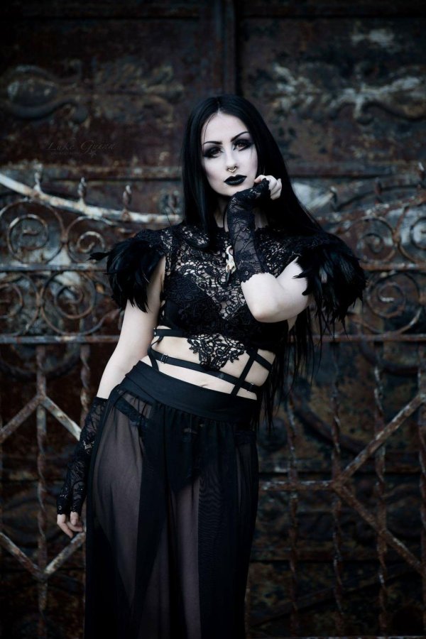 С девушками готика