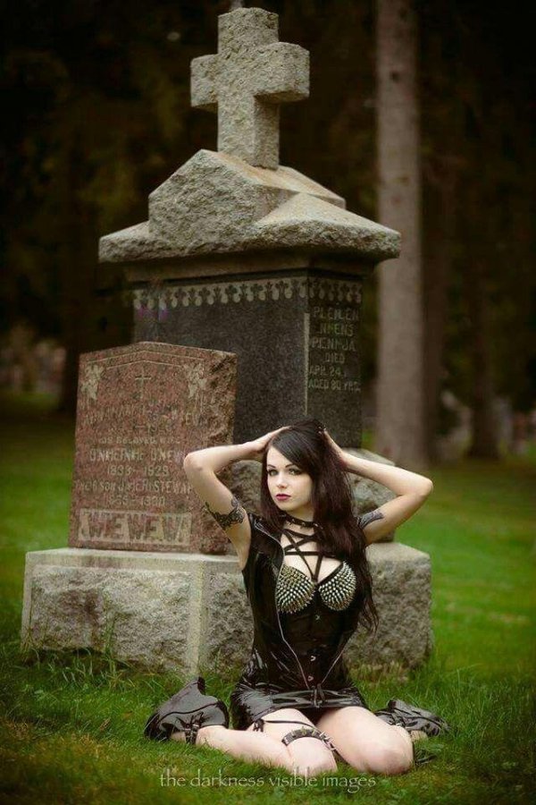 С девушками готика