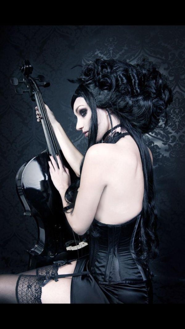 С девушками готика