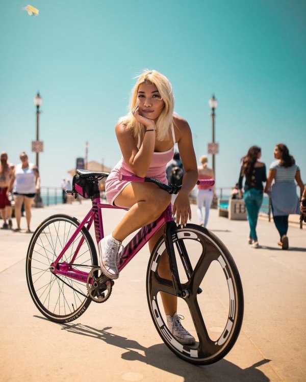 Девушка на велосипеде