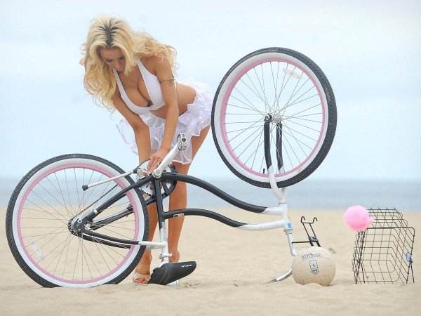 Девушка на велосипеде