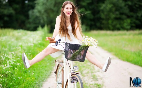 Девушка на велосипеде