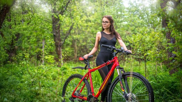 Девушка на велосипеде