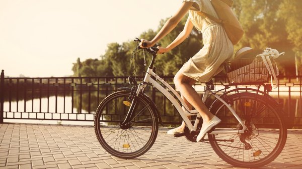 Девушка на велосипеде