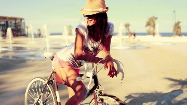 Девушка на велосипеде