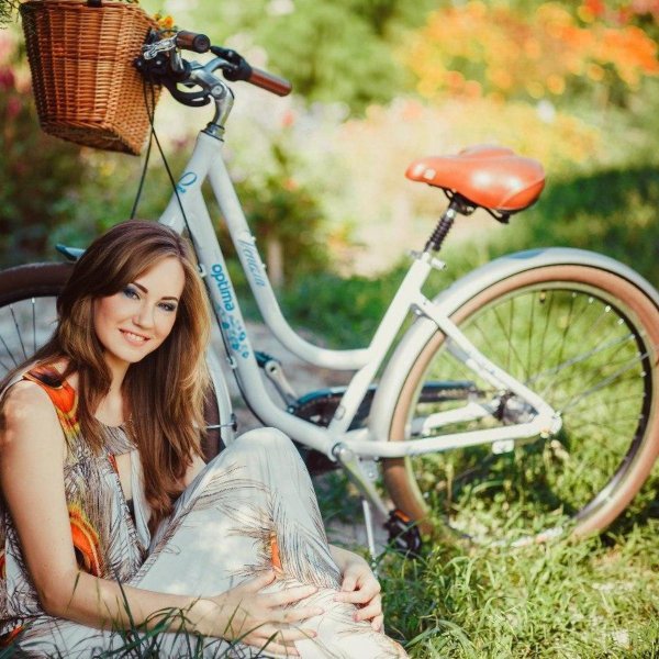 Девушка на велосипеде