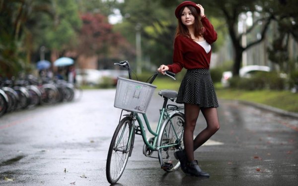 Девушка на велосипеде