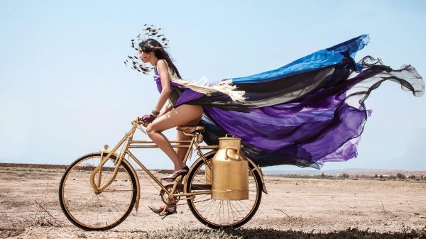 Девушка на велосипеде