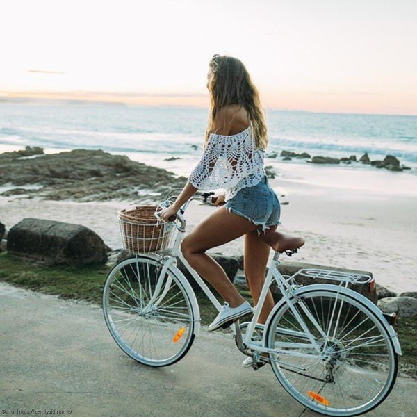 Девушка на велосипеде