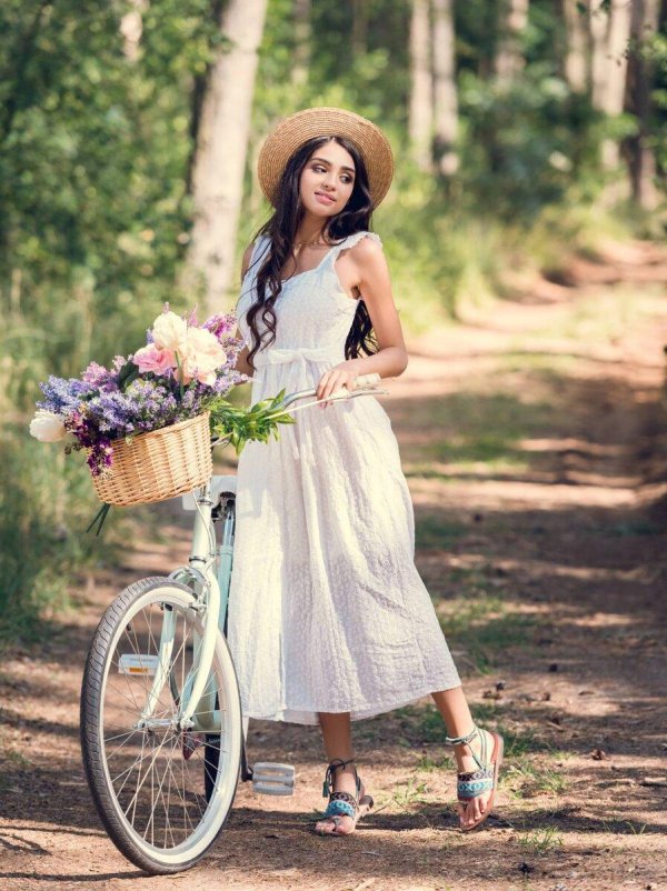 Девушка на велосипеде