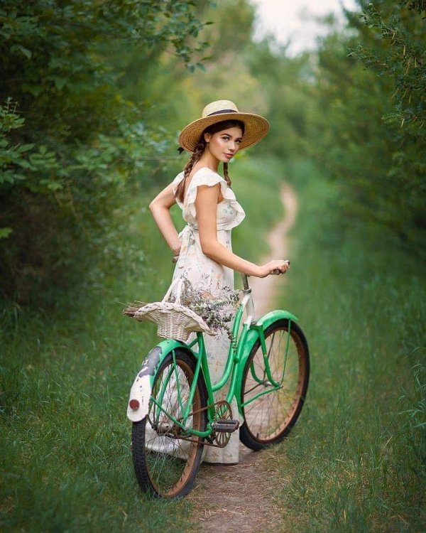 Девушка на велосипеде
