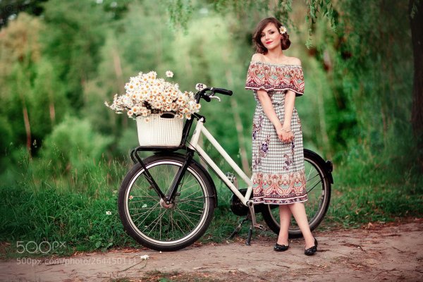 Девушка на велосипеде