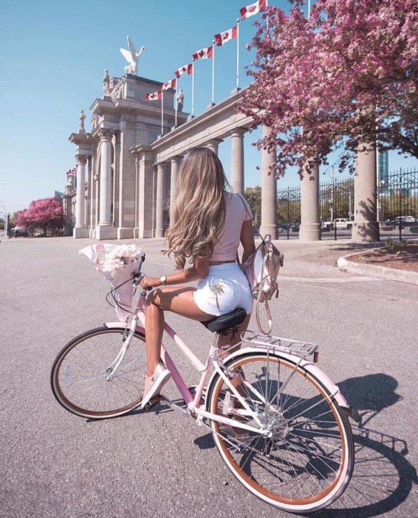 Девушка на велосипеде