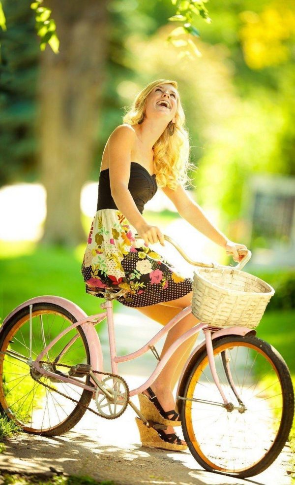 Девушка на велосипеде