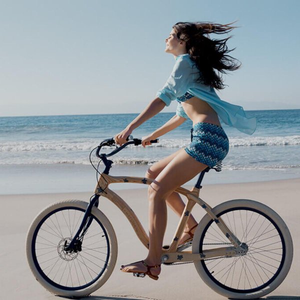 Девушка на велосипеде