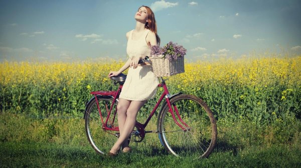 Девушка на велосипеде