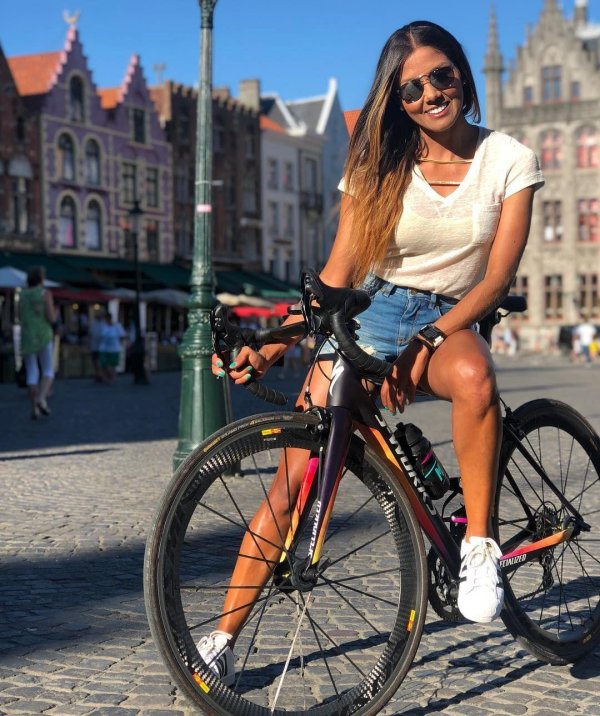 Девушка на велосипеде