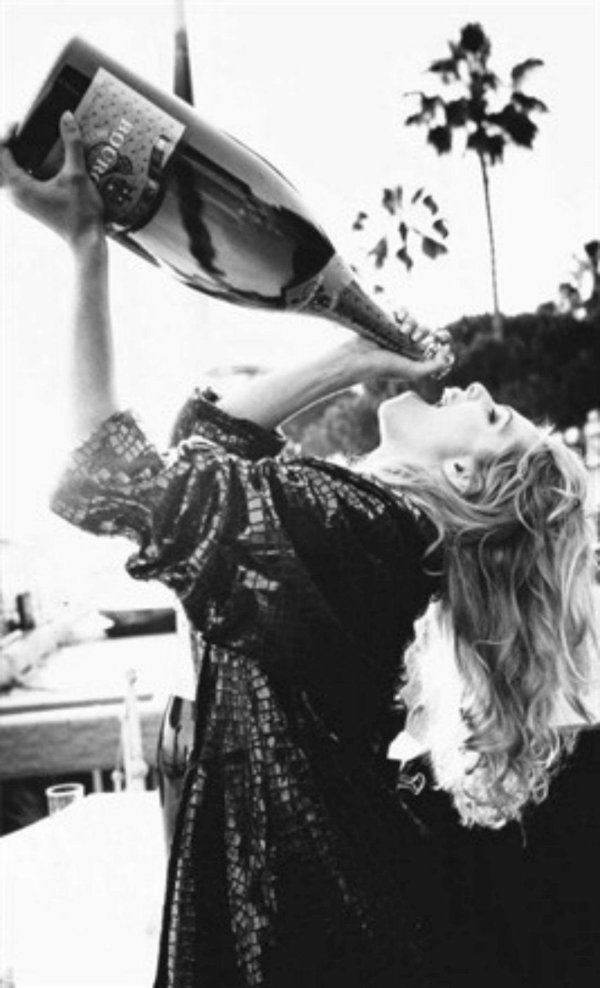 Девушка с бутылкой