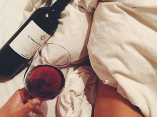 Девушка с бутылкой