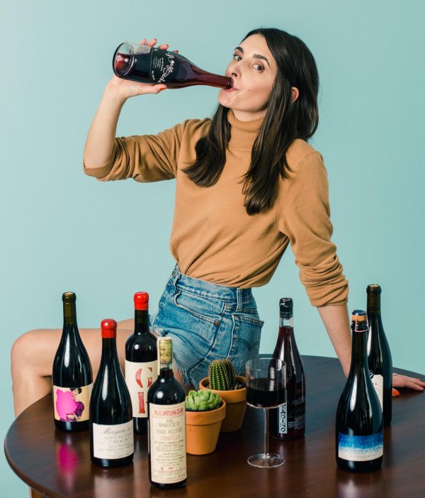 Девушка с бутылкой