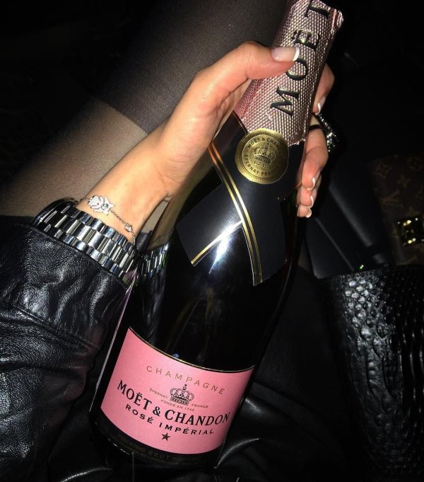 Девушка с бутылкой