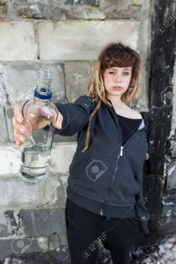 Девушка с бутылкой