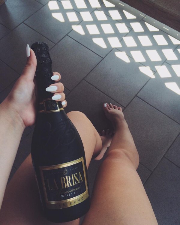 Девушка с бутылкой