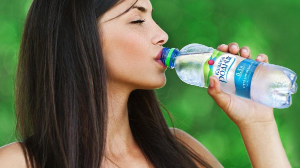 Девушка с бутылкой