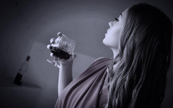 Девушка с бутылкой