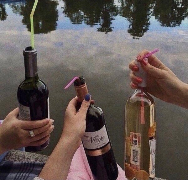 Девушка с бутылкой