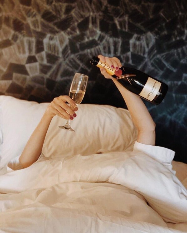 Девушка с бутылкой