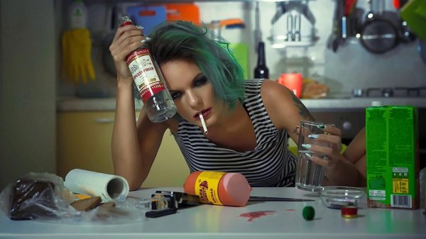 Девушка с бутылкой