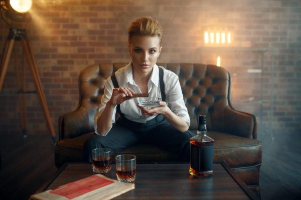 Девушка с бутылкой