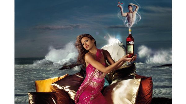 Девушка с бутылкой