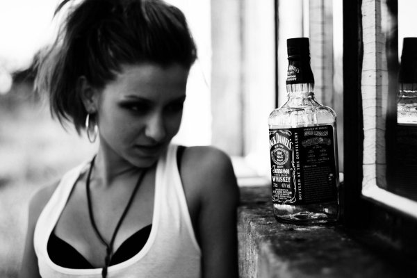 Девушка с бутылкой