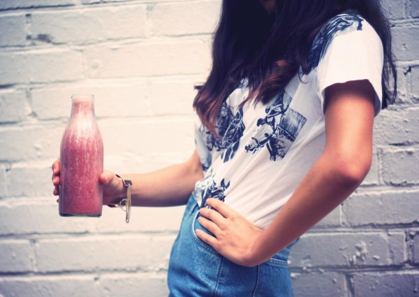 Девушка с бутылкой