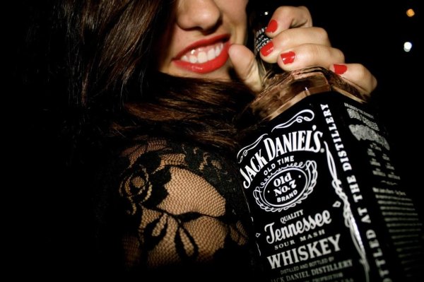 Девушка с бутылкой